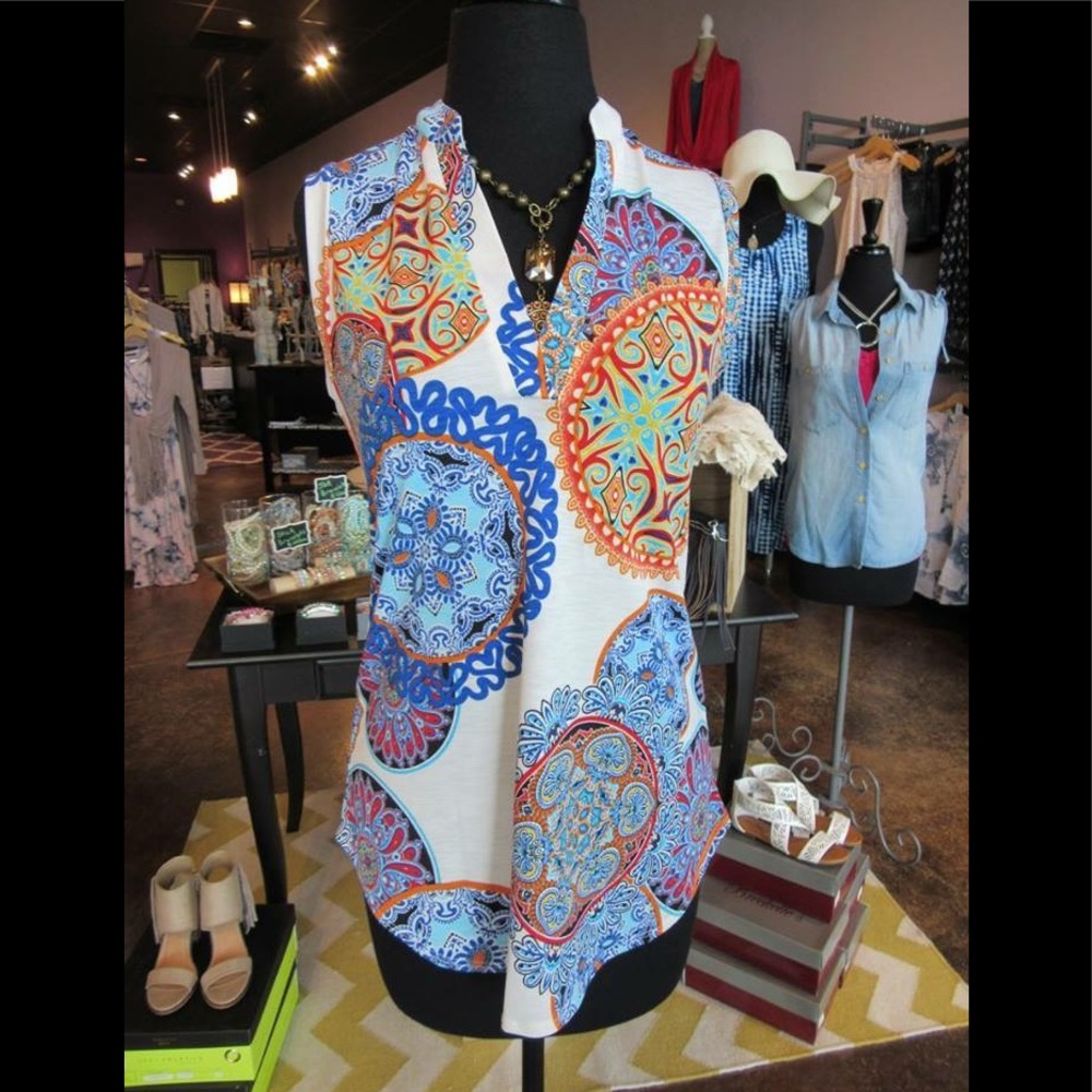 🚨SALE! 💙 geo print v-neck top